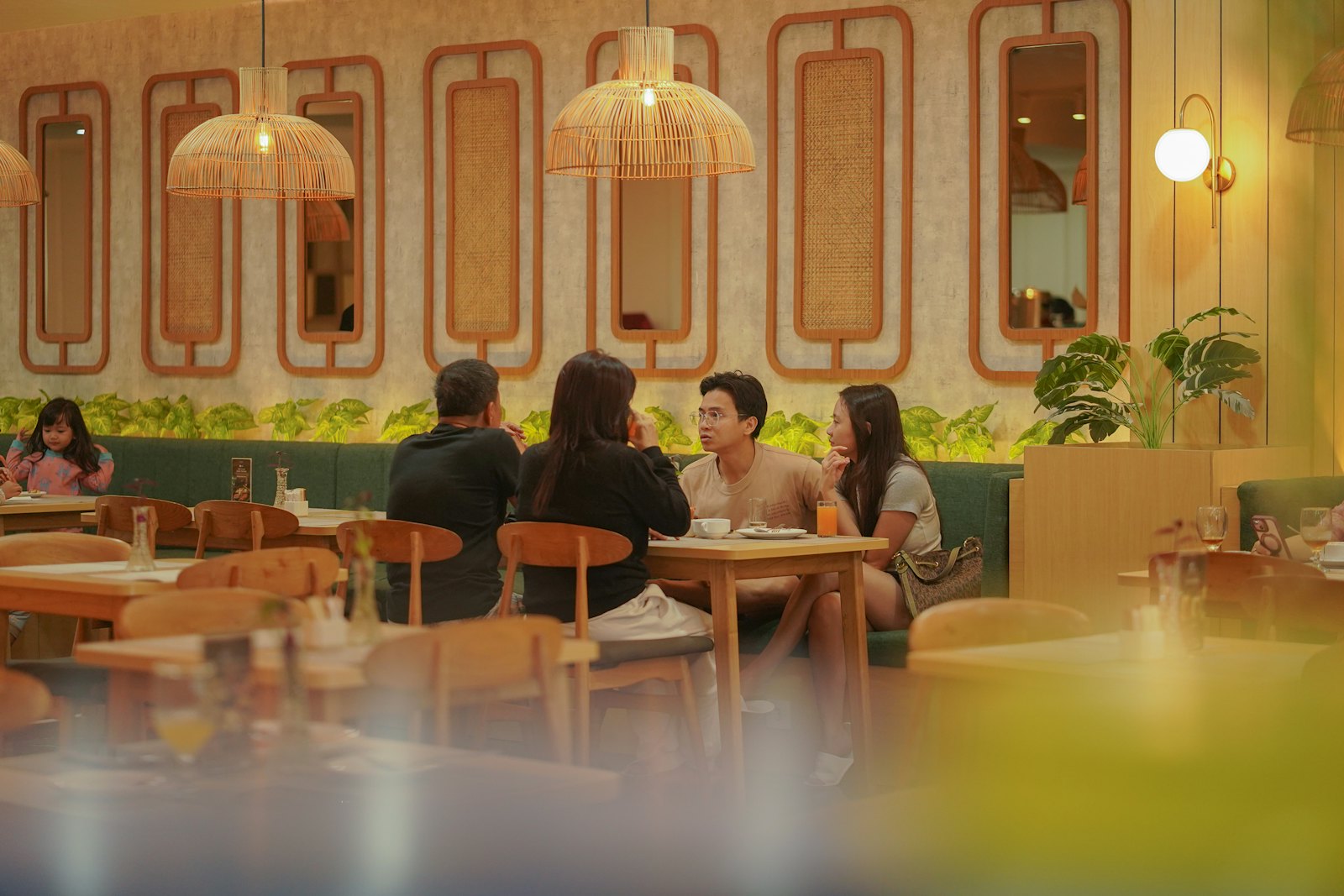 Clients d'un restaurant connectés au WiFi public PassWiFi via le portail captif