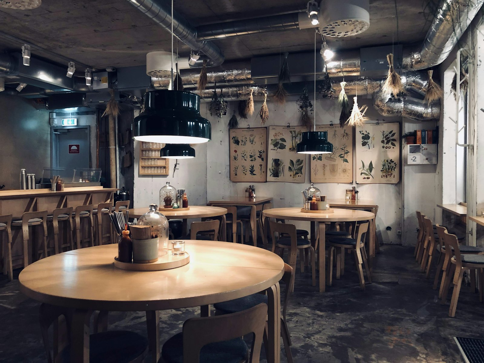 Intérieur chaleureux de café-bar équipé du WiFi clients PassWiFi