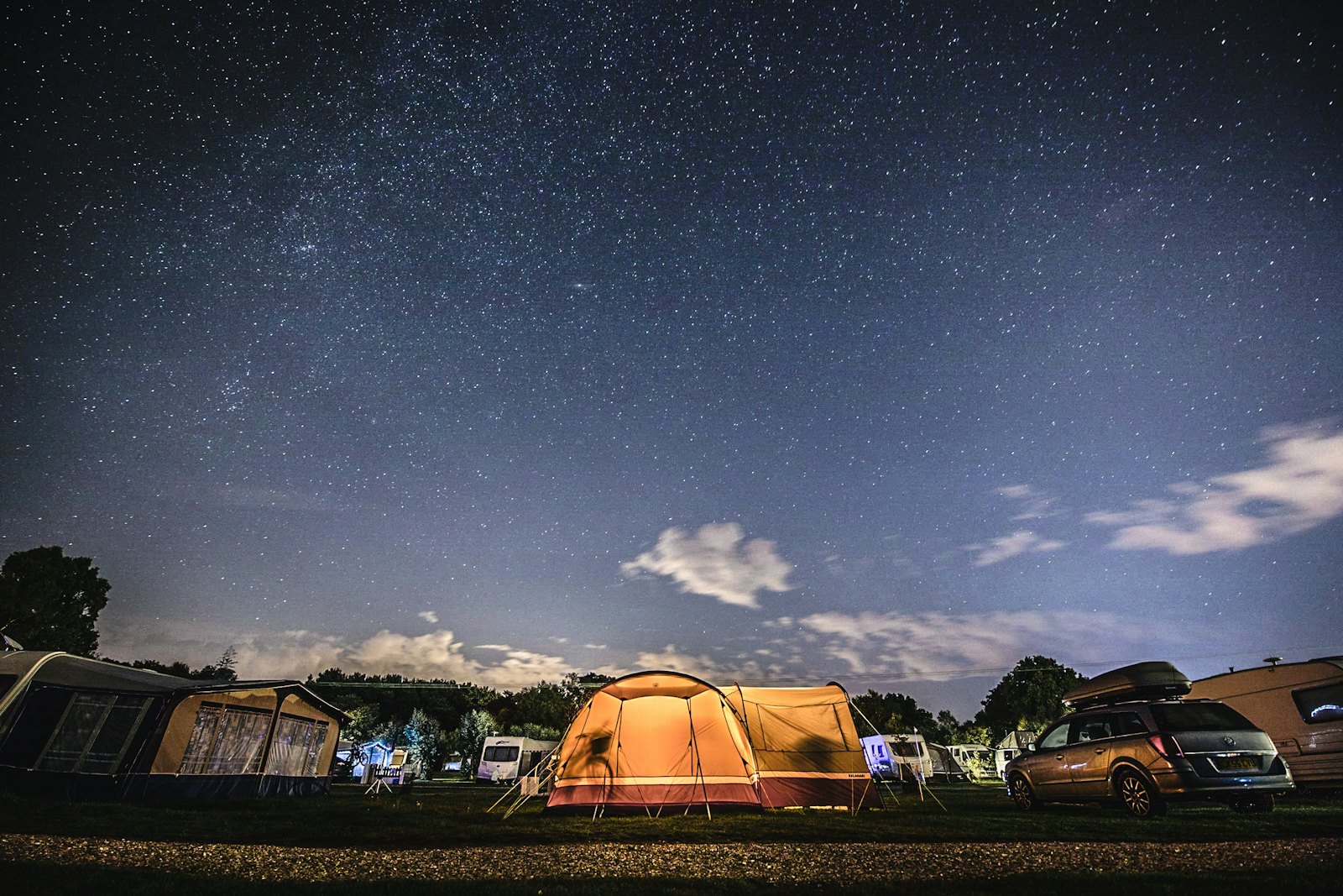 Camping de nuit, tente éclairée, WiFi mesh PassWiFi sur l'ensemble du terrain