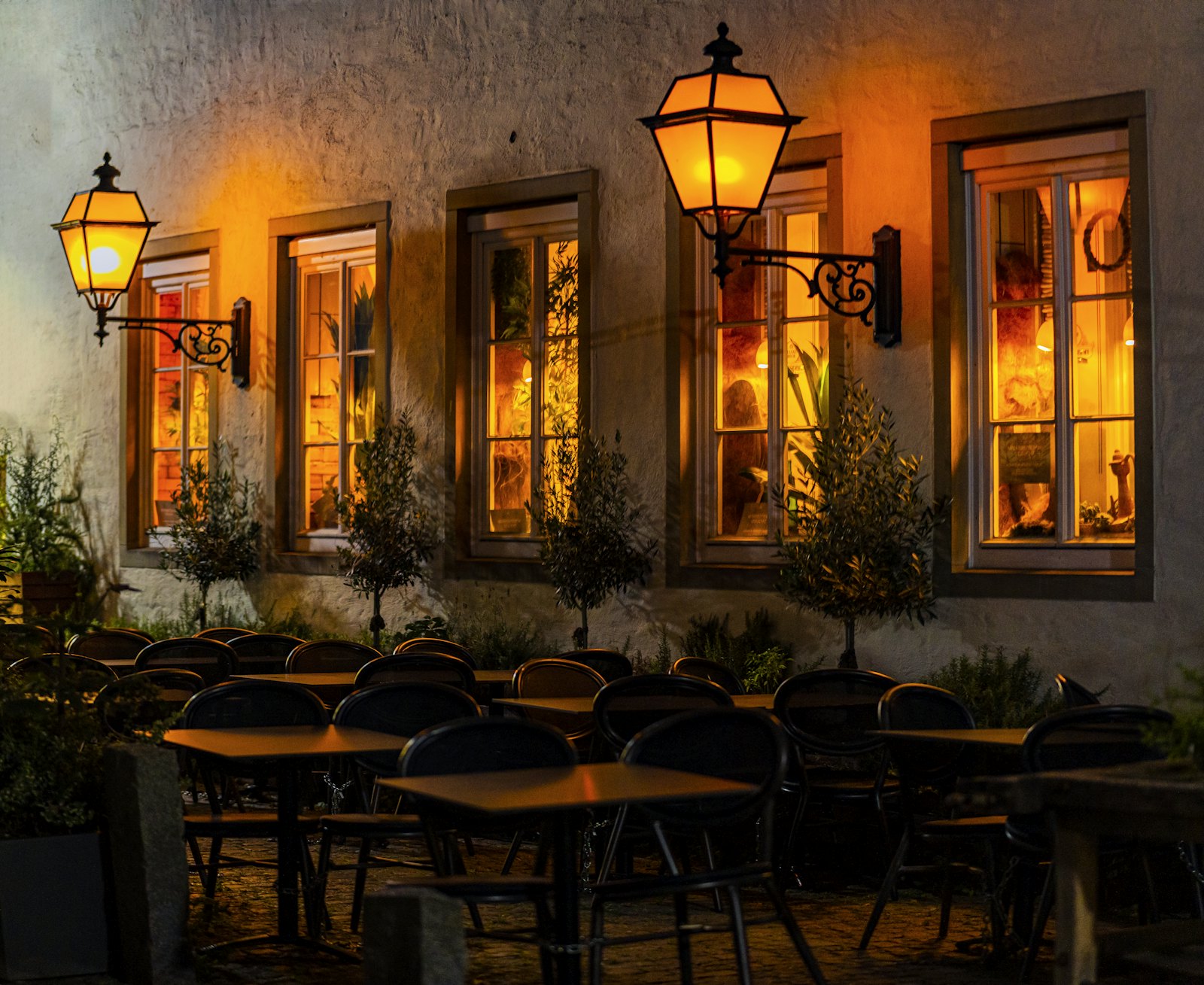 Terrasse de restaurant le soir, clients connectés au WiFi PassWiFi