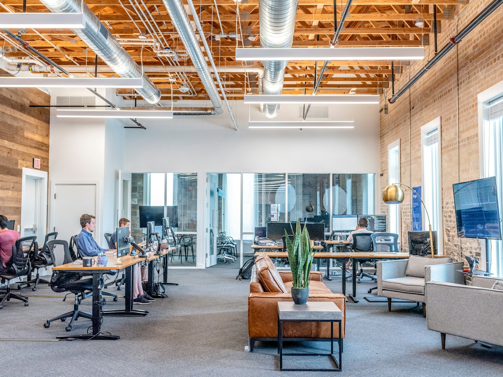 Open-space d'une PME équipée d'un réseau WiFi privé sécurisé PassWiFi